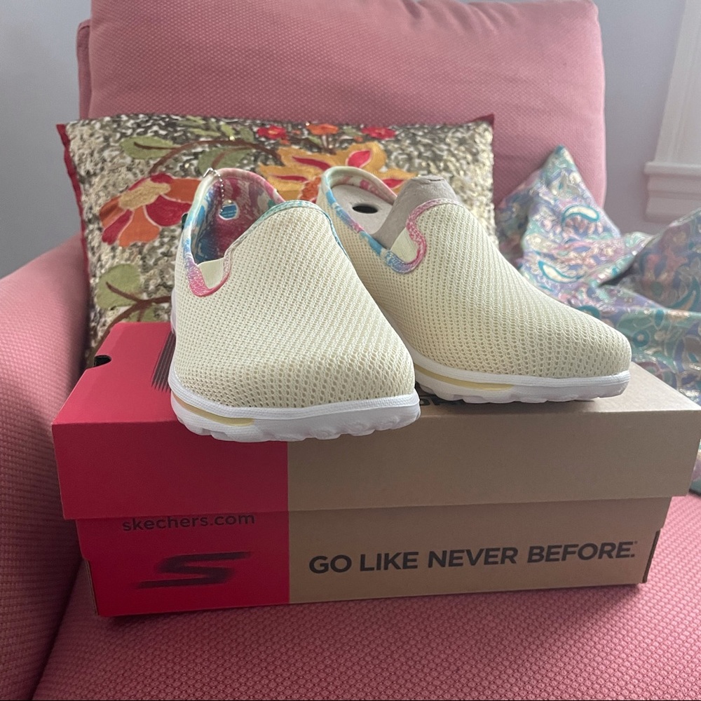 NWT Sketchers Performance Go Walk Classics